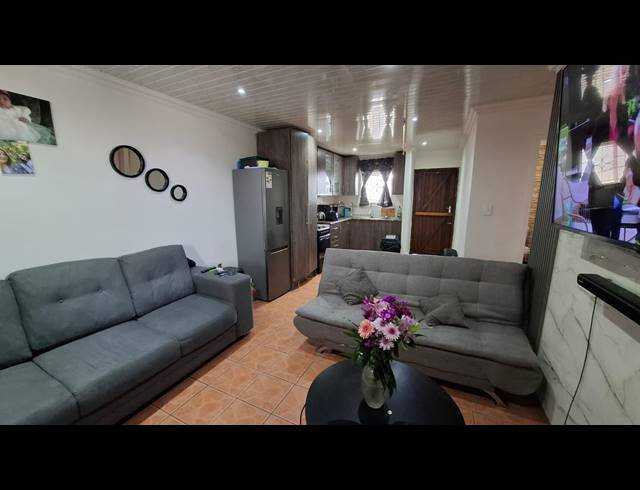 2 BEDROOM HOUSE FOR SALE IN LENTEGEUR